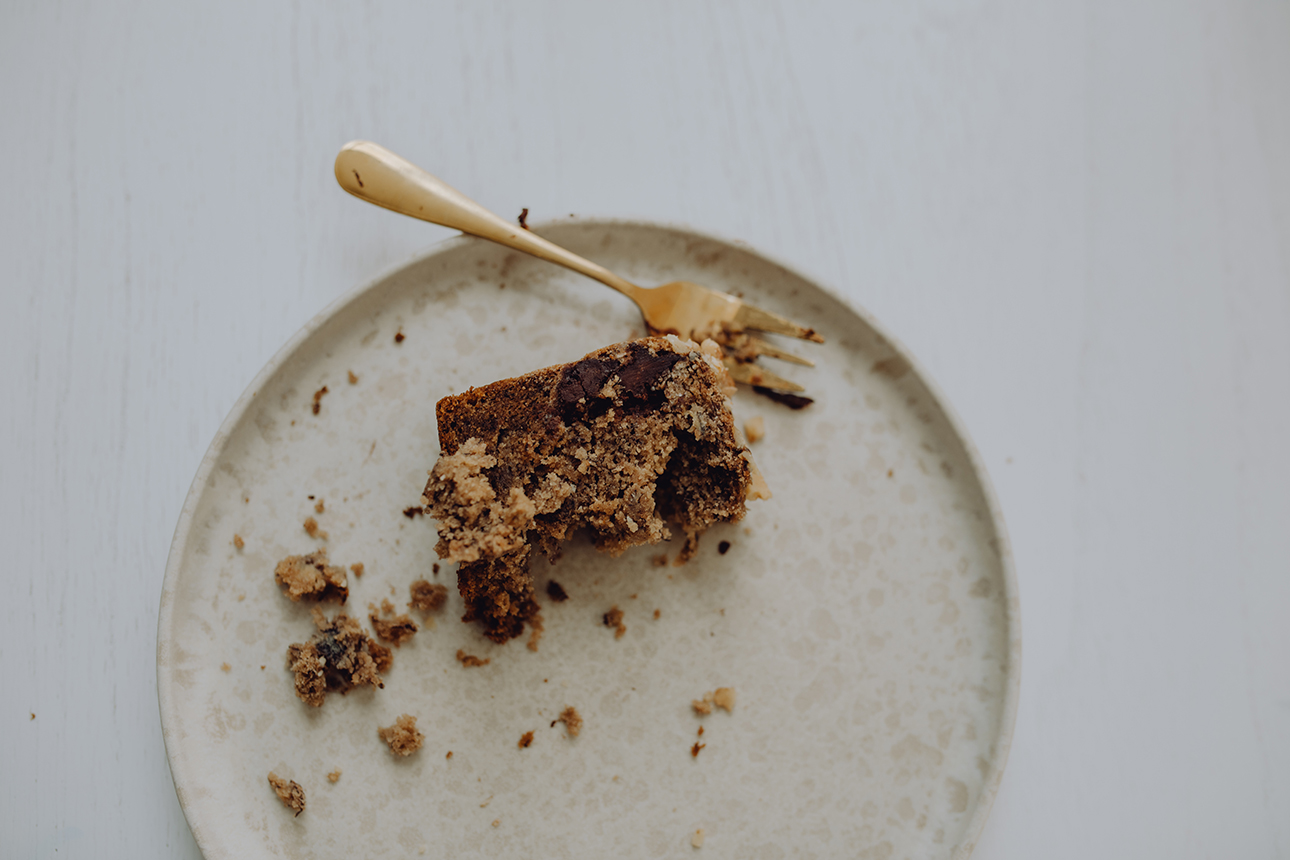 Angeknabberter Kuchen mit Teller und Kuchengabel